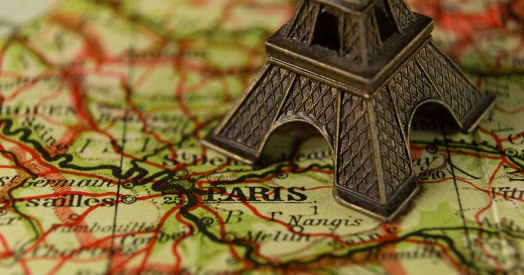 The Eiffel Tower has a minigolf course for a week!