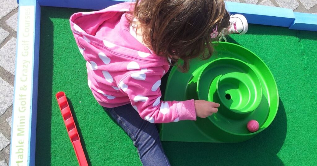 Top 5 benefits of minigolf for kids & family